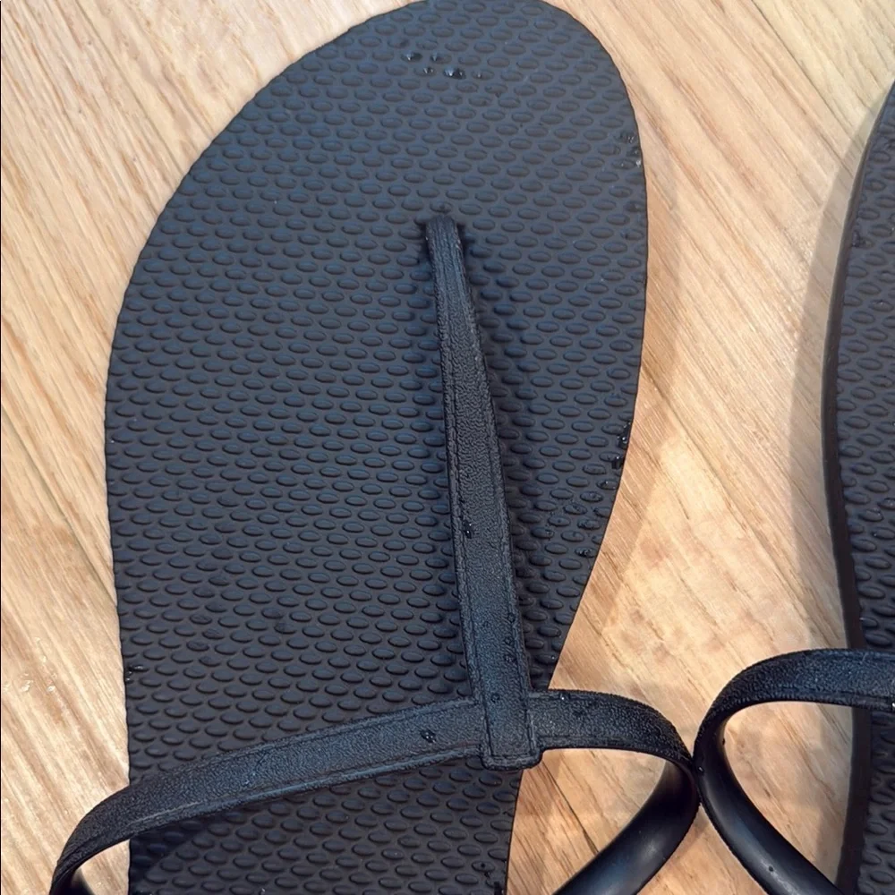 Old Navy Classic Black Sandals new with no tag